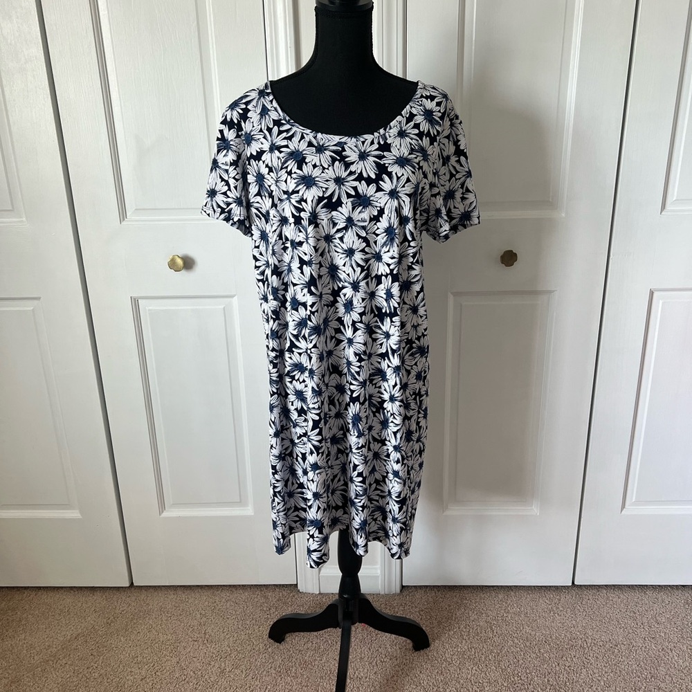 Short sleeve Navy/white floral dress
